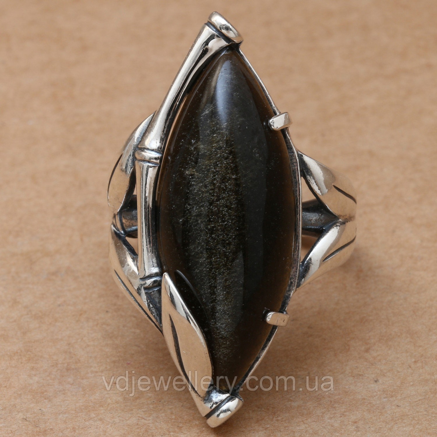 Серебряное кольцо с обсидианом КЖХ135