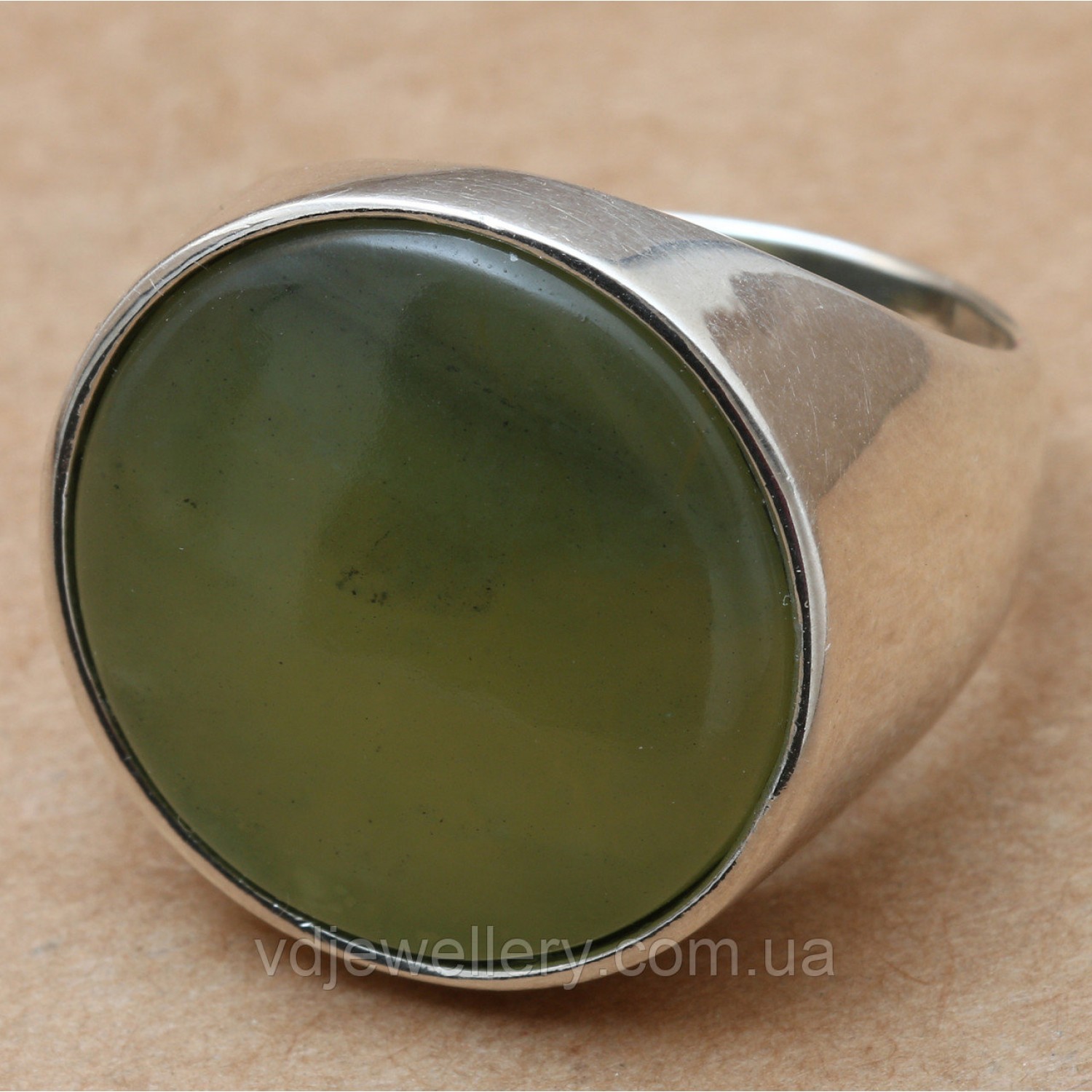 Серебряное кольцо с нефритом 60кю