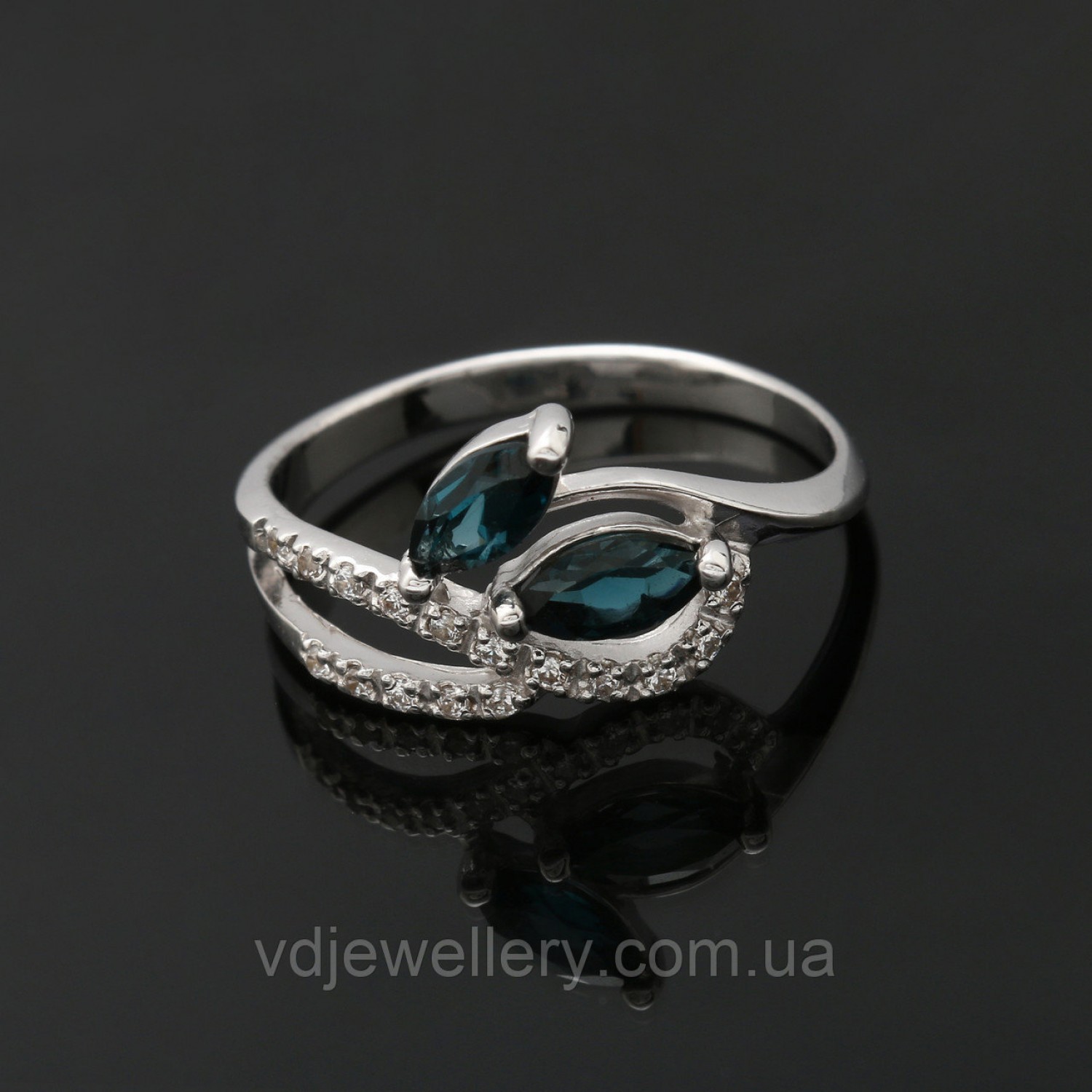 Серебряное кольцо с топазом London blue 207кю
